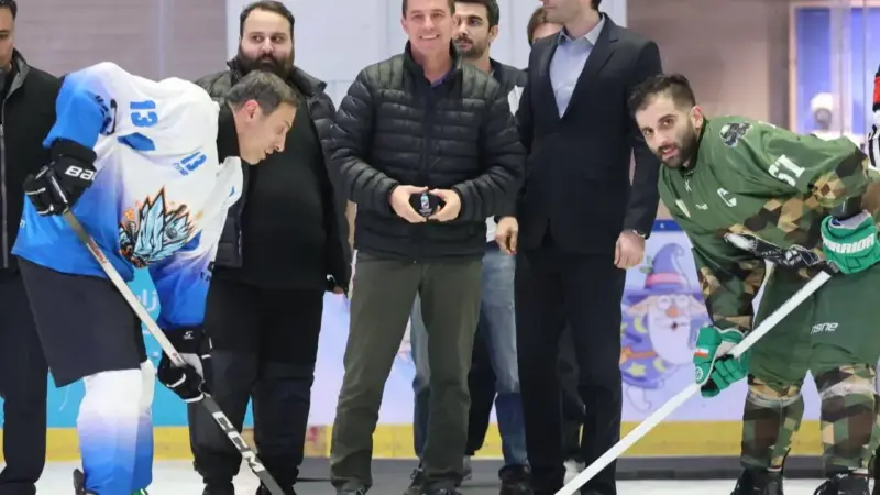 سرمربی پرسپولیس به دنیای هاکی روی یخ پا گذاشت؛ علاقه‌ای که همه را شگفت‌زده کرد!