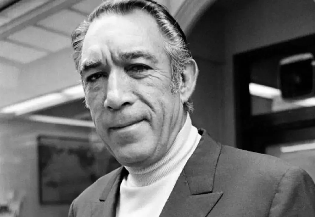 عکس| سفر در زمان؛ «حمزه فیلم محمد رسول الله» در کنار همسر و فرزندانش؛ سال 1343