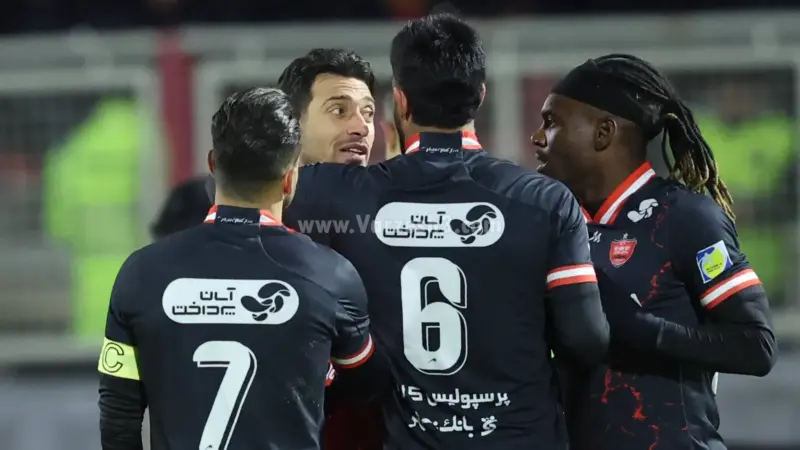 جشن بی‌سابقه کاپیتان‌های تراکتور در میانه میدان؛ هیجانی که یادگار را به لرزه درآورد!