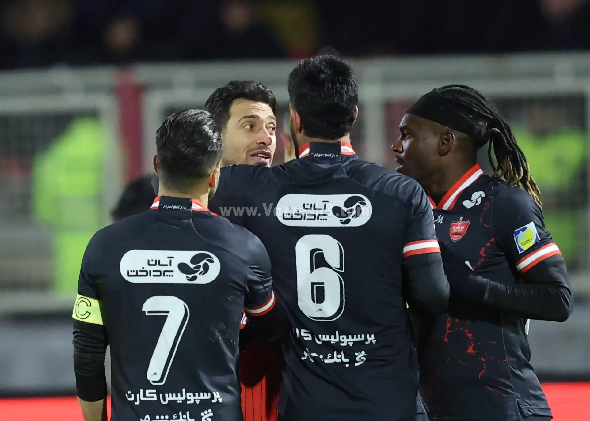 جشن بی‌سابقه کاپیتان‌های تراکتور در میانه میدان؛ هیجانی که یادگار را به لرزه درآورد!