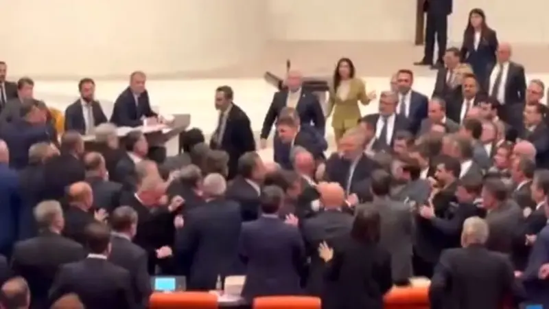 زد و خورد جنجالی نمایندگان مجلس ترکیه در اوج بررسی بودجه ۲۰۲۶!