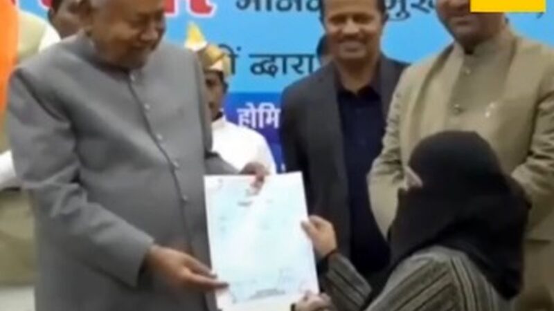 اقدام جنجالی وزیر هندی؛ پایین کشیدن حجاب پزشک در مراسم رسمی، واکنش‌های گسترده‌ای به‌دنبال داشت