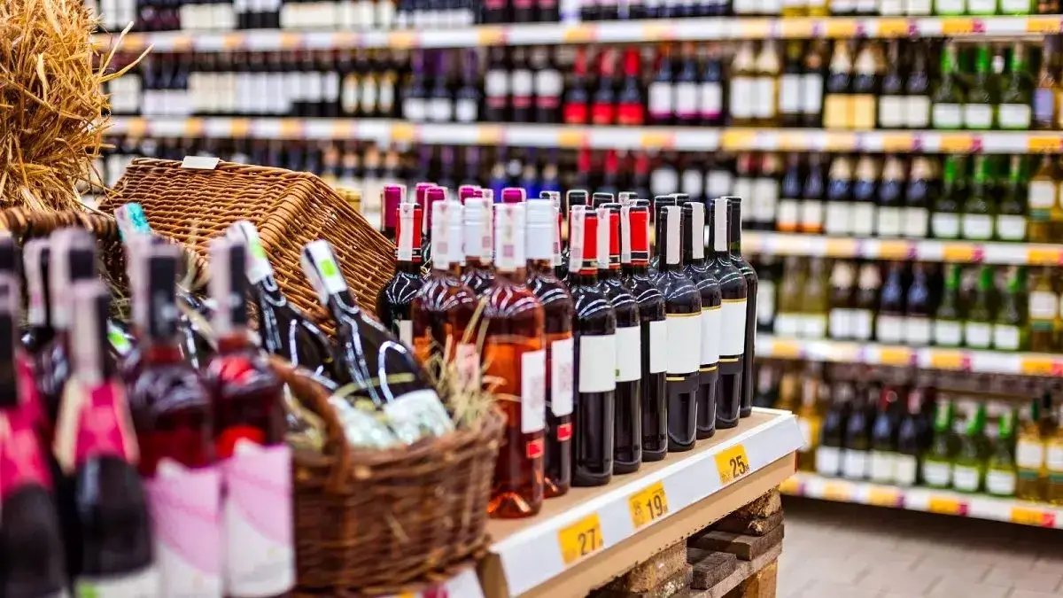 صف طولانی مقابل اولین فروشگاه مشروبات الکلی در عربستان؛ تحولی بی‌سروصدا در ریاض