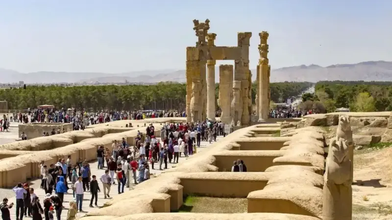 اسکندر چگونه با ویرانی تخت جمشید تا آخر عمر دست و پنجه نرم کرد؟ مستی یا سیاست پشت پرده؟