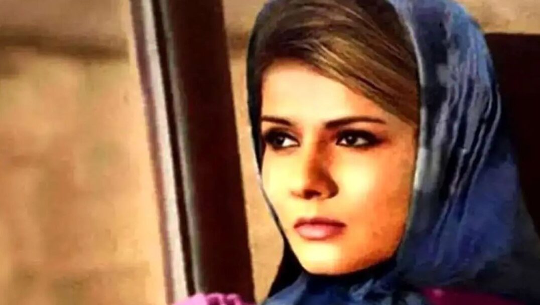 قاب تاریخ | آذر شیوا در نمایی از فیلم قهرمان قهرمانان با سبیل مردانه؛ 1344