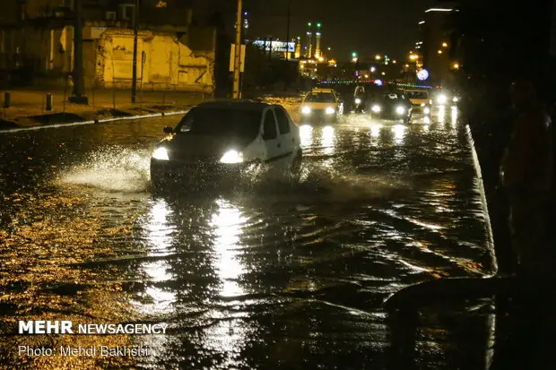 آبگرفتگی ناگهانی معابر فیروزآباد فارس؛ مردم در انتظار کمک‌های فوری!
