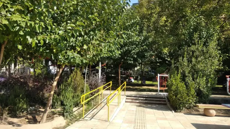 وقتی بازسازی سرویس بهداشتی یک بوستان دستاورد می‌شود/ چند پرسش از آقای شهردار درباره بیلبورد عجیب در تهران