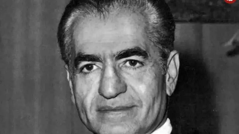 سفر به گذشته با عکس نادر محمدرضا پهلوی و دخترش در تهران ۱۳۳۸