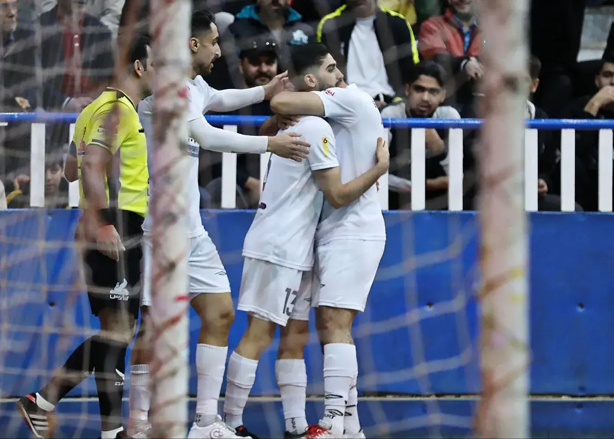 گیتی‌پسند با پیروزی بی‌وقفه، مدعیان لیگ را در سراب گذاشت!