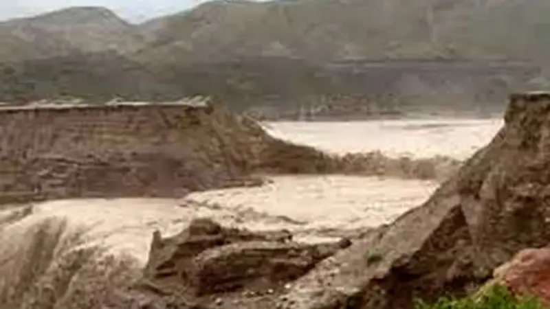 شکسته شدن سد خاکی در قشم و سیل ناگهانی در طولا؛ تصاویر تکان‌دهنده از خسارات سنگین