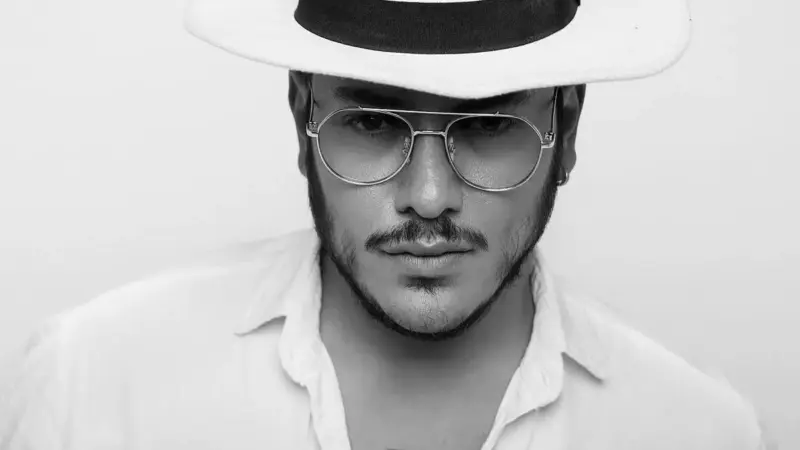 اشوان در کنار پدر و مادر میلیاردرش و نوید پورفرج؛ پشت‌صحنه‌ای که همه را مجذوب کرد!