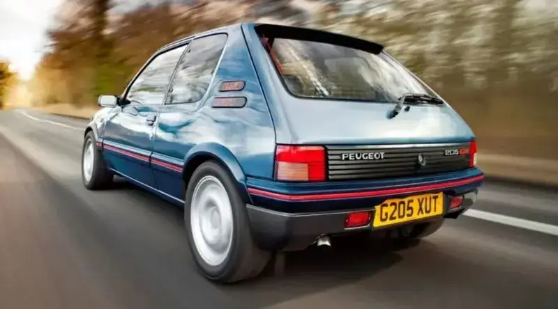 تصویری نادر از بروسلی 26 ساله در اوج قدرت؛ سفر به سال 1345 با یک فن خارق‌العاده!