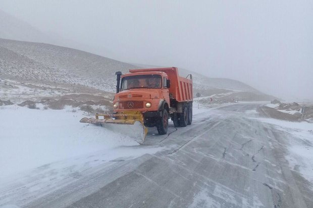 تلاش نفس‌گیر ۱۲ ساعته برای بازگشایی محورهای کوهستانی فریدونشهر!