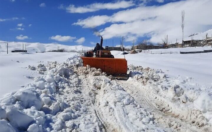 عملیات نفس‌گیر برف‌روبی راه روستایی آبدبوچال در رودسر؛ مسیر زندگی به سرعت باز می‌شود!