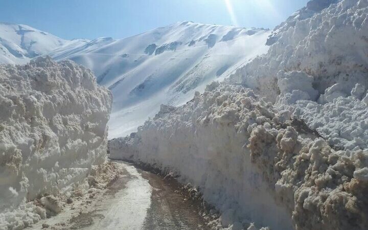 تلاش نفس‌گیر ۱۲ ساعته برای بازگشایی راه‌های مسدود شده ۷ روستای پشتکوه دوم فریدونشهر