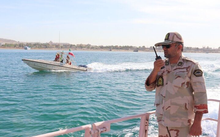 نجات معجزه‌آسا پراید گرفتار در سیلاب ساحلی میناب توسط مرزبانان