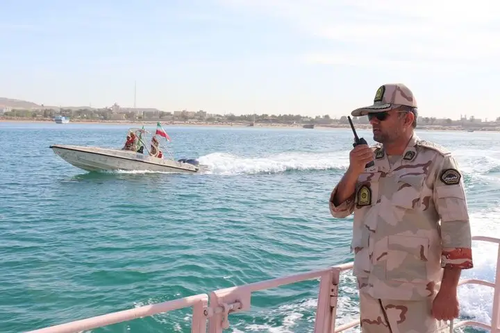 نجات معجزه‌آسا پراید گرفتار در سیلاب ساحلی میناب توسط مرزبانان