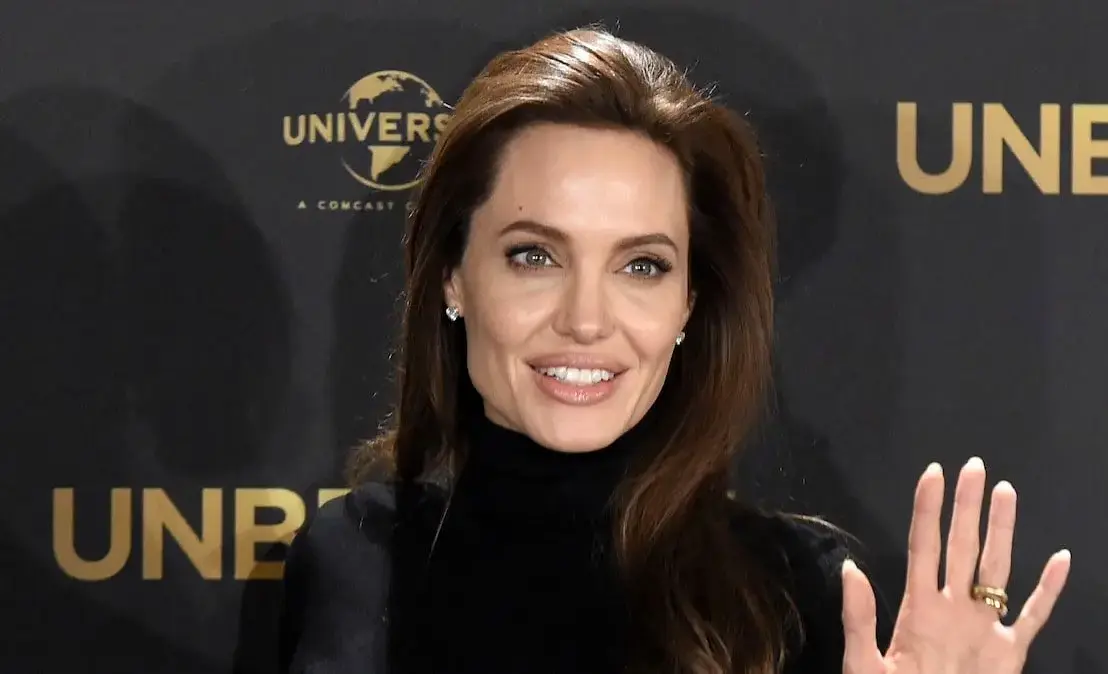 عکس| سفر در زمان؛ «آنجلینا جولی 27 ساله» در حال سخنرانی در واشنگتن؛ سال 1381