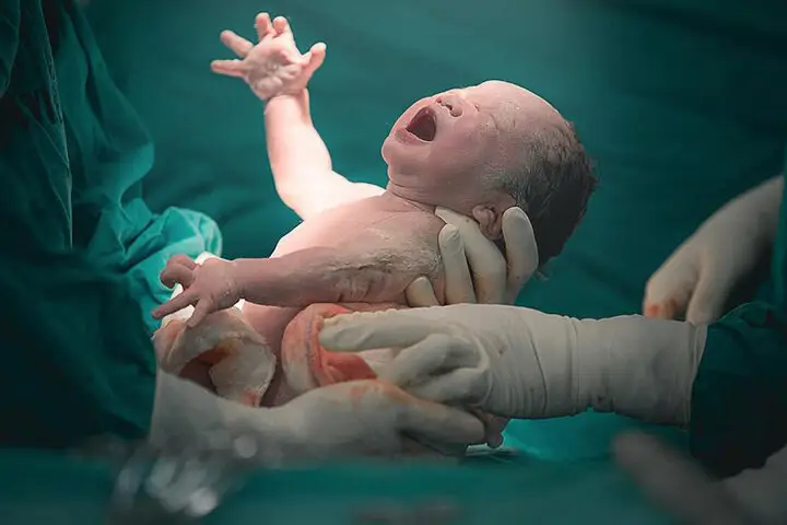 چگونه مادر شدن، سپری قدرتمند در برابر سرطان‌های زنانه می‌شود؟