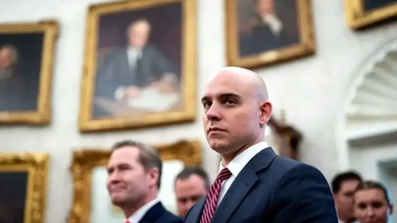 سگ آهنی ترامپ که پشت پرده قدرت کاخ سفید است؛ مأموری که سیاست‌های آمریکا را رقم می‌زند!