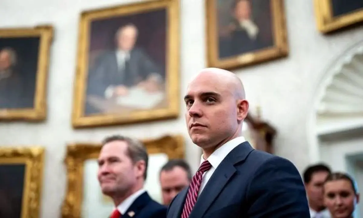 سگ آهنی ترامپ که پشت پرده قدرت کاخ سفید است؛ مأموری که سیاست‌های آمریکا را رقم می‌زند!