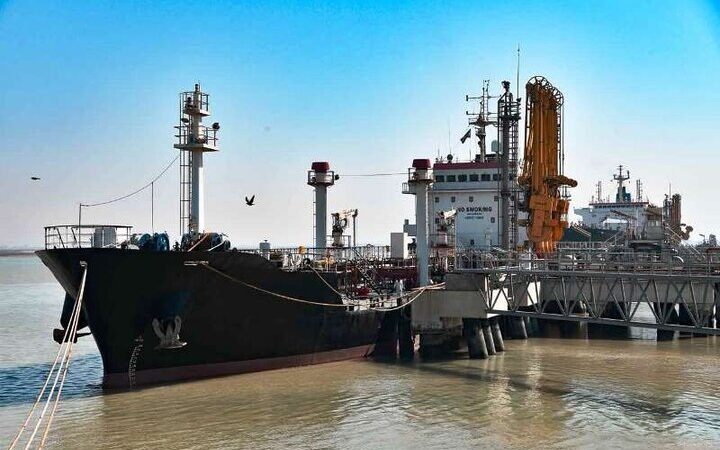 دستور قضایی عجیب برای ترخیص ۱۶ هزار تن کنجاله سویا در بندر امام؛ چرا این حجم کالا پلمب مانده بود؟