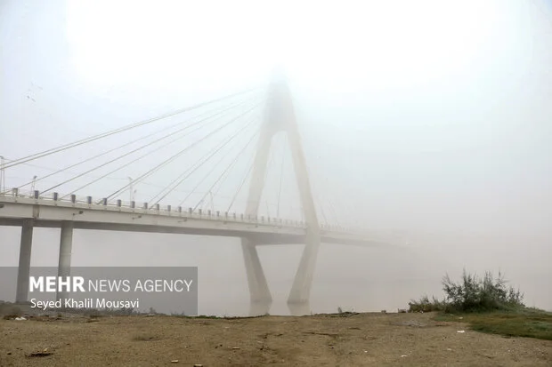 مه غلیظ صبحگاهی اهواز، شهر را در پرده‌ای اسرارآمیز فرو برد!