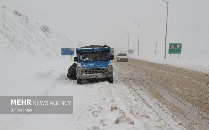بارش برف شگفت‌انگیز در گردنه حیران آستارا؛ زمستان زودرس آغاز شد!