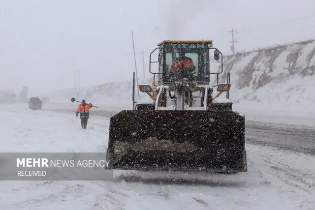محور سرپل‌ذهاب- دالاهو به دلیل برف و کولاک مسدود شد