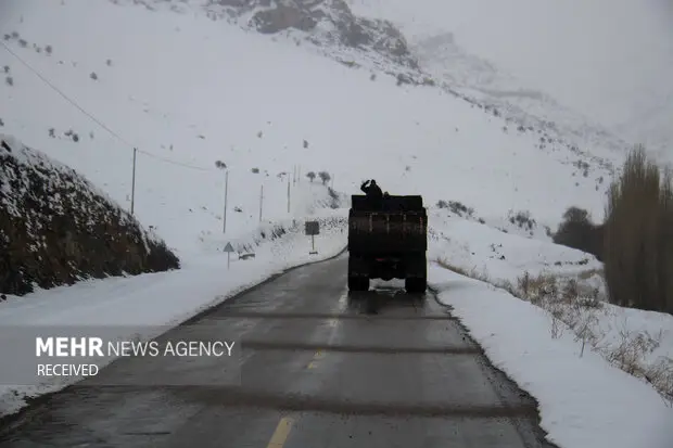 بازگشایی ۱۶۰ کیلومتر از راه‌های روستایی کاشان پس از بارش‌های سنگین؛ ۴۱ روستا نفس کشیدند!