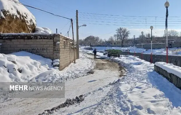 بارش سنگین برف؛ ارتباط ۲۰ روستای فریمان قطع و تلاش برای بازگشایی فوری ادامه دارد