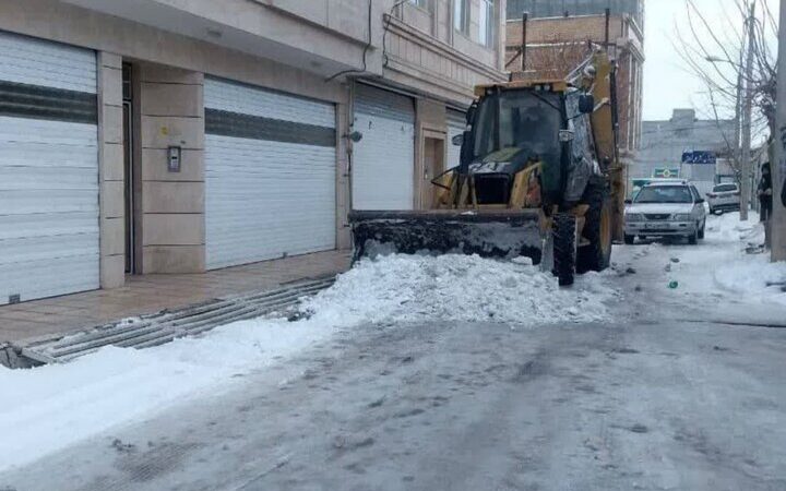 شهرداری زنجان با ۱۸۰ دستگاه ماشین‌آلات آماده مقابله با برف و کولاک شد