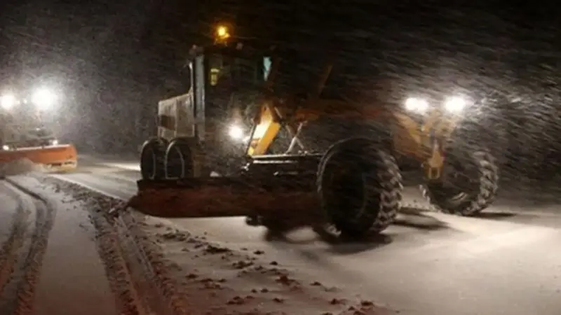 بارش شدید برف محور سبزوار-طبس را کاملاً مسدود کرد؛ هشدار جدی پلیس به رانندگان
