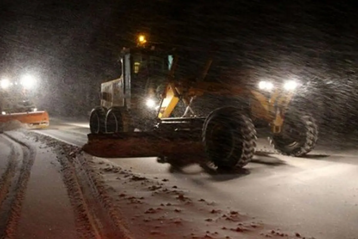 بارش شدید برف محور سبزوار-طبس را کاملاً مسدود کرد؛ هشدار جدی پلیس به رانندگان