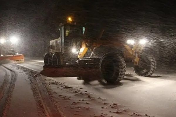 آغاز اولین عملیات برف‌روبی در گردنه خطرناک کفنوییه کرمان؛ آماده‌باش کامل تیم‌ها!