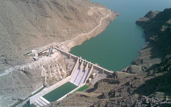 سد جگین پس از بارش‌های شدید به نقطه سرریز رسید؛ هشدار سیلاب در هرمزگان