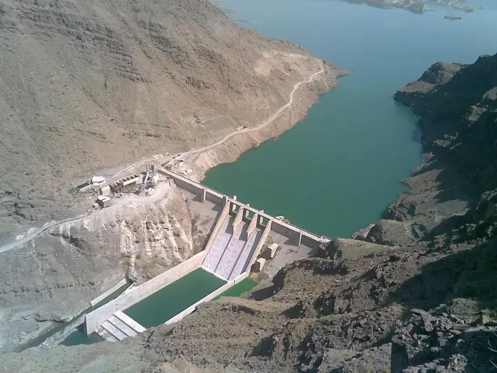 سد جگین پس از بارش‌های شدید به نقطه سرریز رسید؛ هشدار سیلاب در هرمزگان