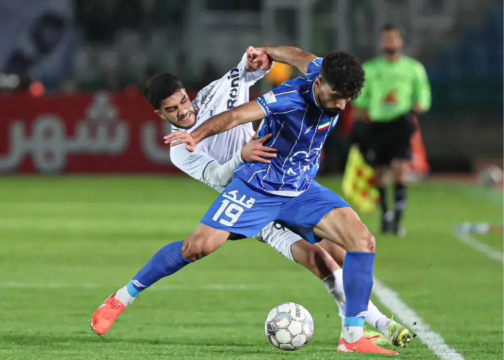 مصدومیت نگران‌کننده سامان فلاح؛ مدافع کلیدی استقلال شاید بازی با خیبر را از دست بدهد!