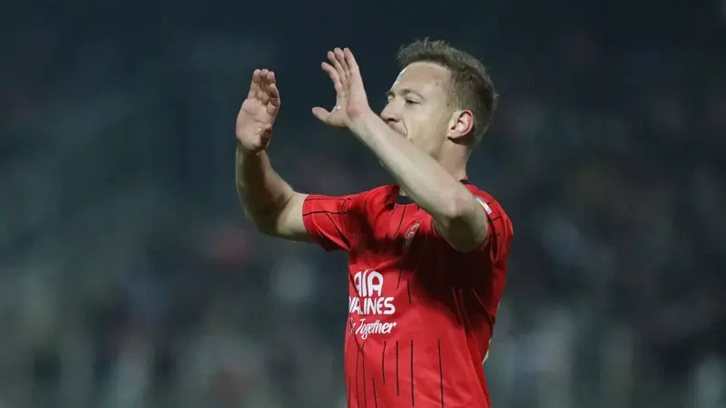 سرماخوردگی ناگهانی، مهاجم تراکتور را از میدان خارج کرد!