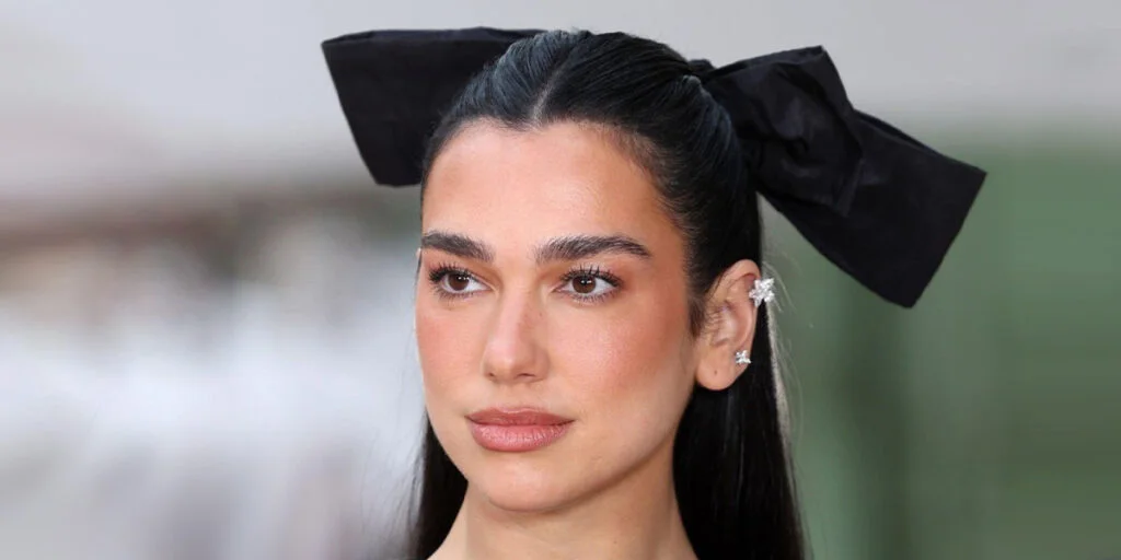 دوآ لیپا با استایلی که لاکچری بودن را به رخ می‌کشید، میزبان یک برنامه فرهنگی شد - وب‌گردی