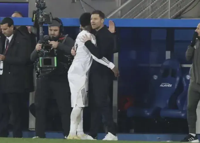 واکنش آتشین وینیسیوس بعد از تعویض؛ چرا داور پنالتی را نداد؟