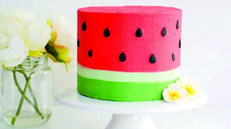 طرز تهیه کیک هندوانه‌ای بدون فر؛ دسر خوش‌رنگ و ساده شب یلدا که همه انتخاب می‌کنند!