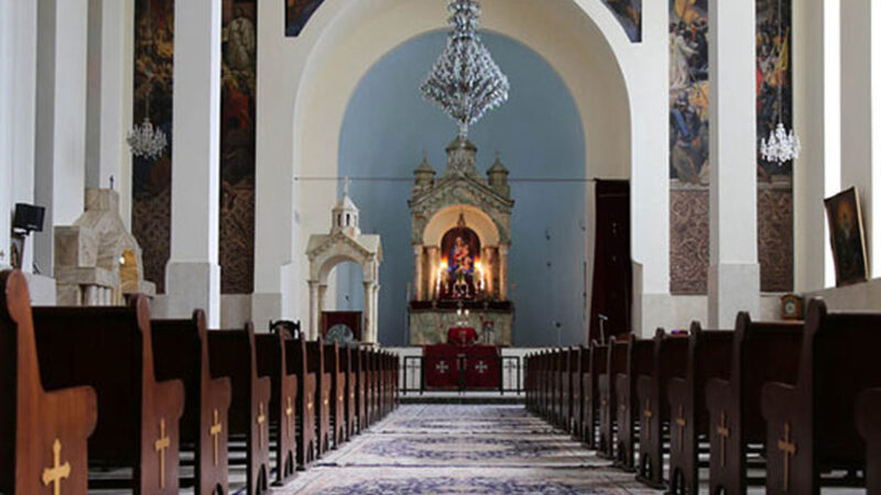 کشیش ۵۱ ساله در مراسمی رسمی اعلام کرد: از امروز هویتم زنانه است!