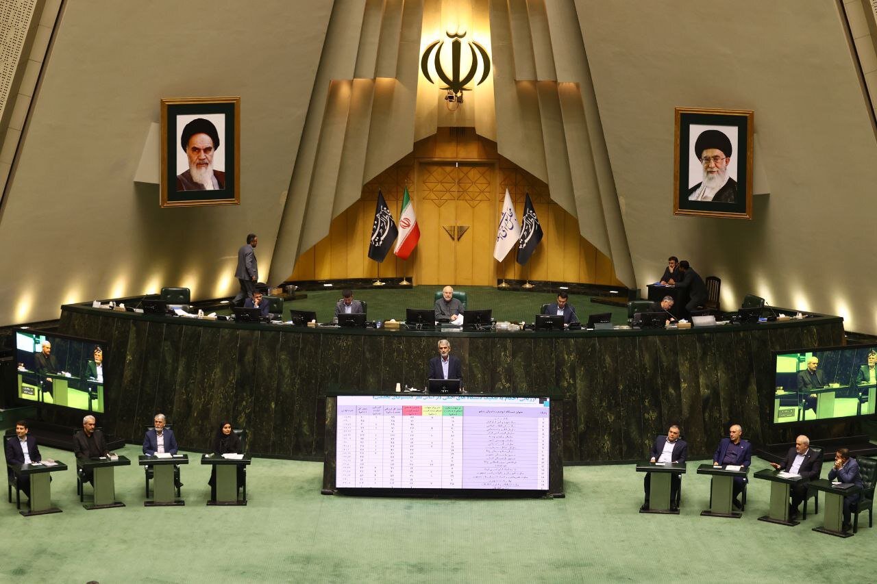 مصوبه بنزین ۳ نرخی دولت سرانجام از مجلس تایید گرفت؛ واکنش‌ها چه بود؟