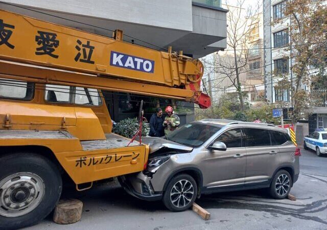 حادثه تلخ در تهران؛ سقوط مرگبار جرثقیل ۲۵ تنی و جان‌باختن راننده‌اش