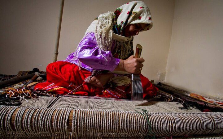 جادوی دست‌های زنان حسنلو؛ راز قالی‌های رنگین و داستان‌گوی روستا