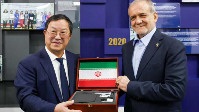 ژست‌های جالب پزشکیان در دریافت دکترای افتخاری که همه را شگفت‌زده کرد!