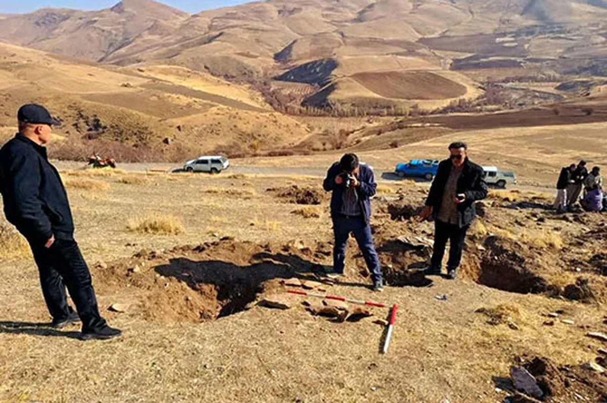 کشف گورستان تاریخی مهاباد پس از باران؛ محلی‌ها حفاران غیرمجاز را فراری دادند!