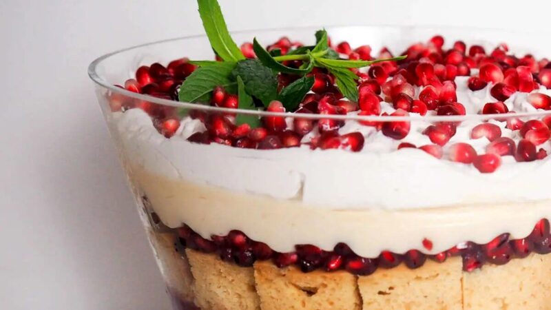 طرز تهیه ترایفل انار؛ دسر شیک و جذاب شب یلدا که همه را شگفت‌زده می‌کند!