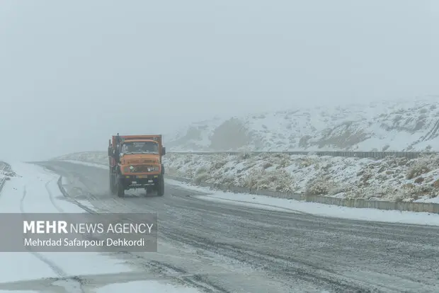 برف ۳ متری در محور کامو کاشان؛ مأموران راهداری در تلاش نفس‌گیر برای بازگشایی راه‌ها
